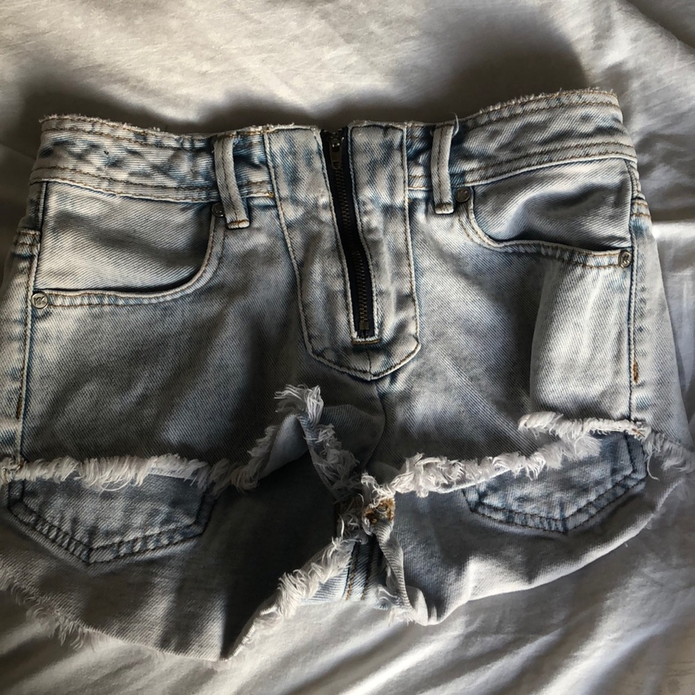 kendall & kylie zip up booty shorts